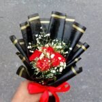 🌹 Red Rose Mini Bouquet – Sweet, Elegant & Charming