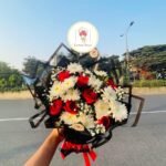 🌹🤍 White & Red Mixed Rose Bouquet – Love, Elegance & Harmony