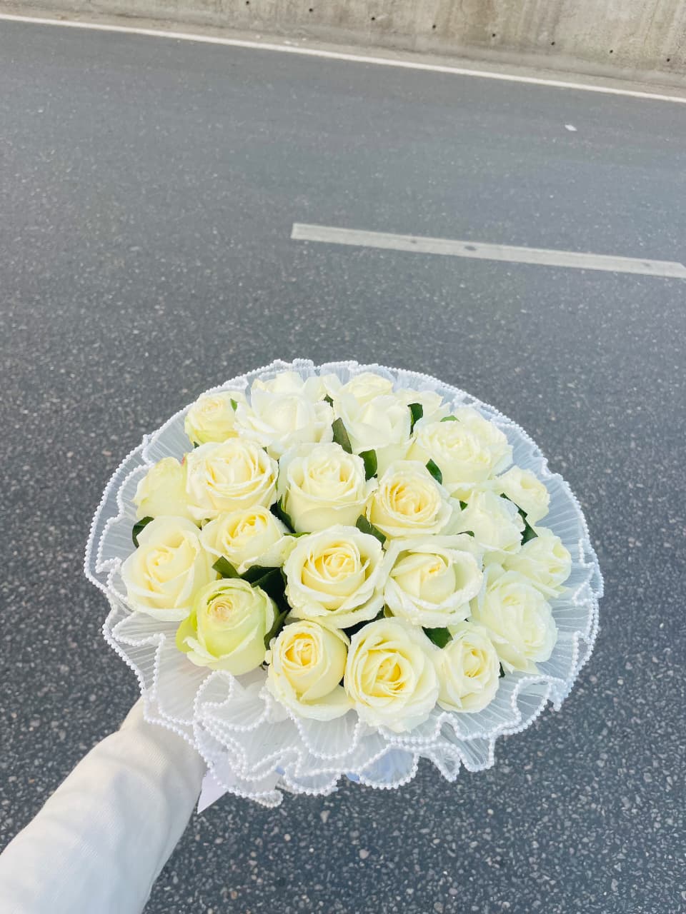 WhatsApp Image 2026-02-01 at 6.03.03 PM (1) 🤍 White Rose Premium Bouquet – Elegant, Fresh & Luxurious - Image 1