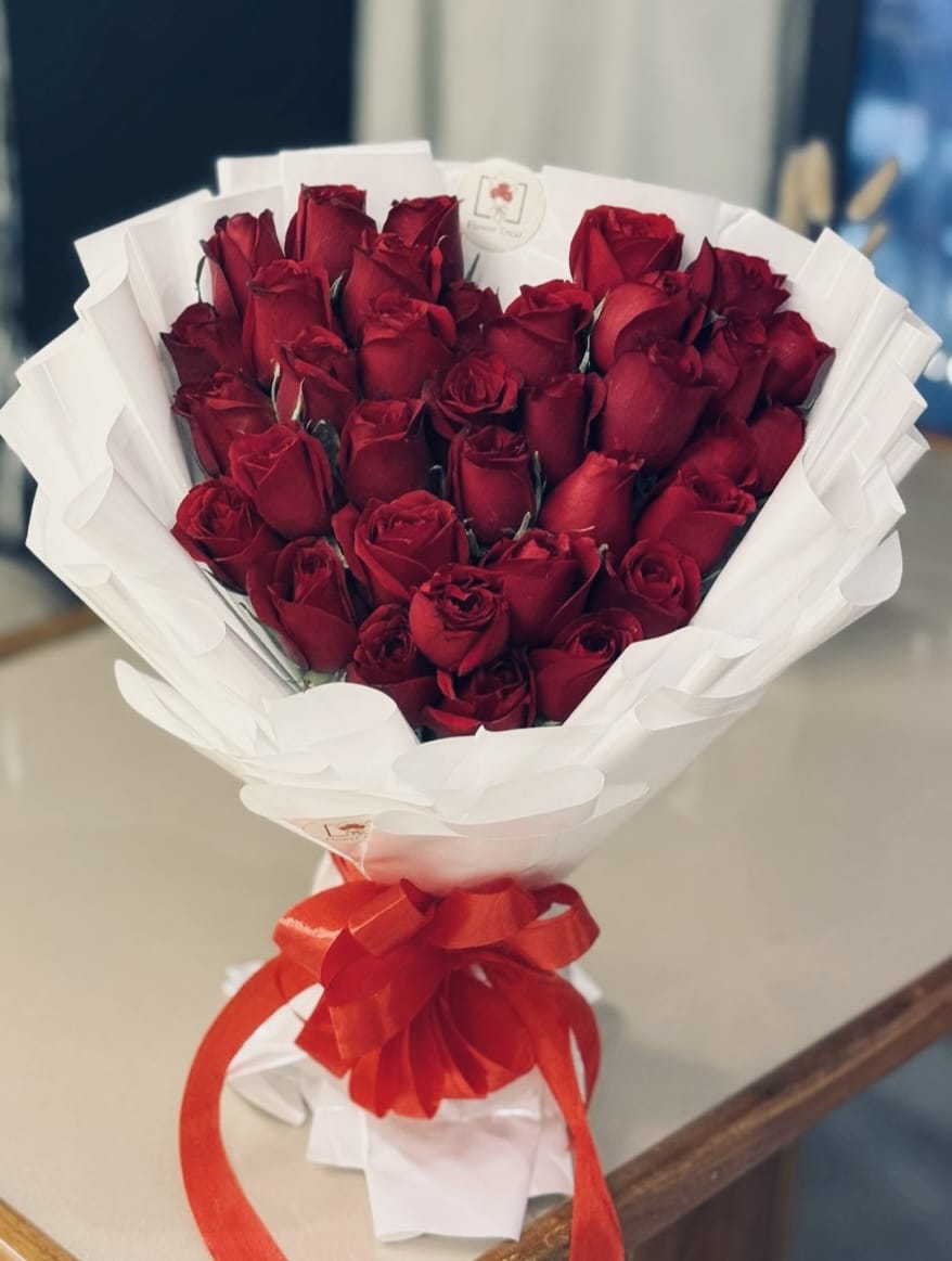 WhatsApp Image 2026-02-01 at 6.03.08 PM (2) 🌹 Red Rose Bouquet – Classic, Romantic & Timeless - Image 1