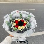 🖤🌹 Black Rose & Chocolate Mixed Bouquet – Elegant & Unique