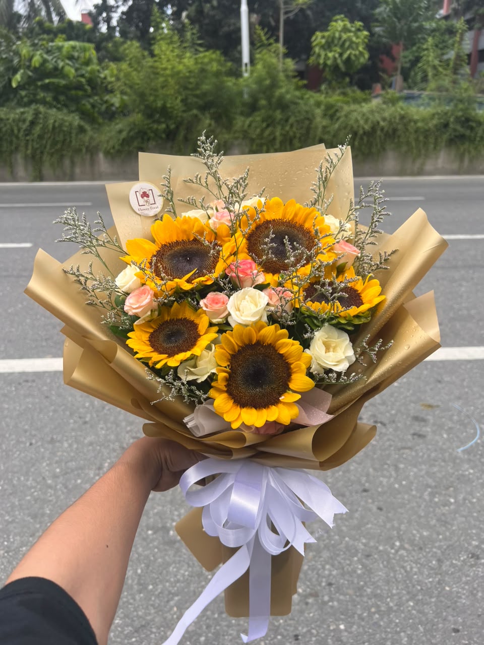 WhatsApp Image 2026-09-23 at 10.33.50 AM Premium Fresh Sunflower Bouquet🌻 - Image 1